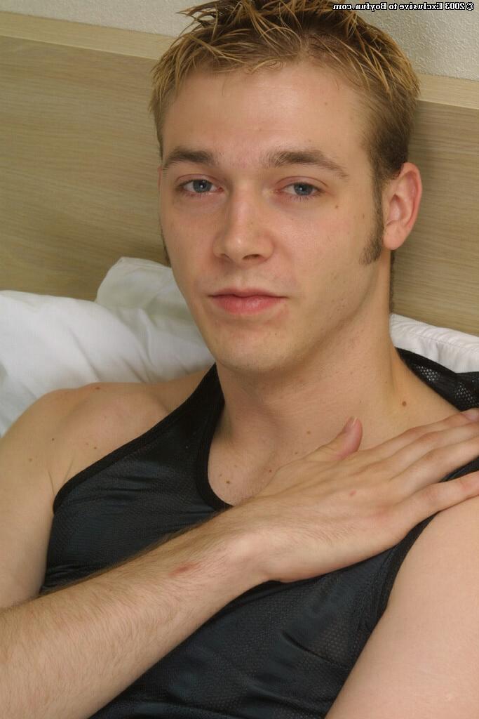 20P O gay loiro Curtis mostra seu pau grande de perto e depois se masturba até gozar
