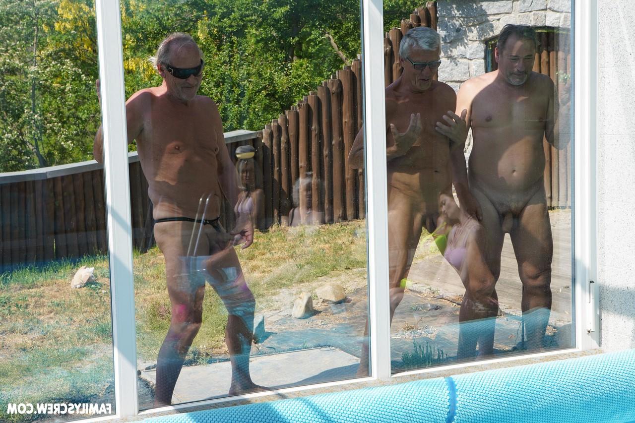 20P Vadias amadoras chupando e fodendo paus duros em uma orgia familiar na piscina