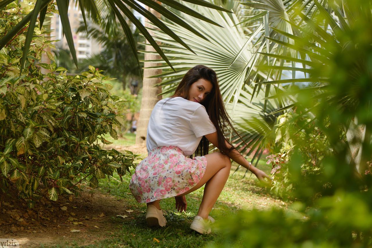 12P La brune sexy Paloma Andaquies exhibe une jupe haute en culotte.