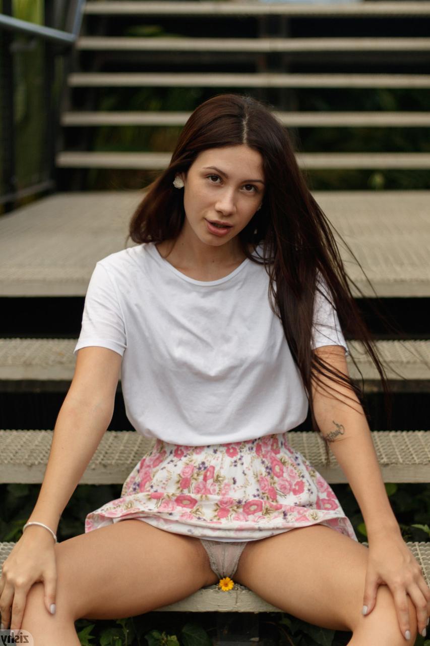 12P La brune sexy Paloma Andaquies exhibe une jupe haute en culotte.