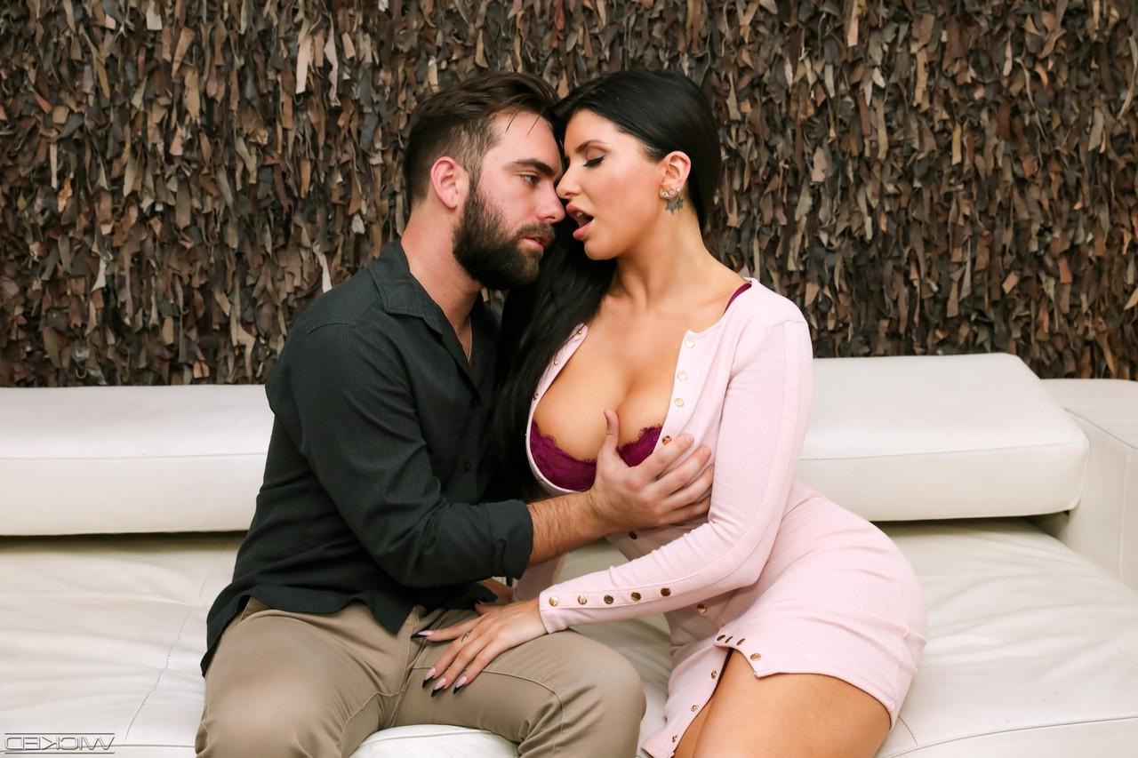 15P A morena peituda Romi Rain faz sexo com seu amigo no sofá