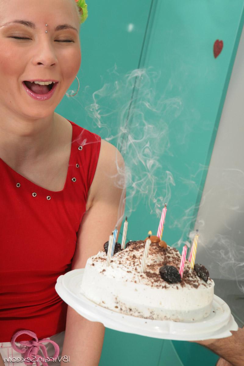 20P Das jugendliche Geburtstagskind Lena wird gefickt und ins Gesicht gespritzt, nachdem sie ihre Kerzen ausgeblasen hat