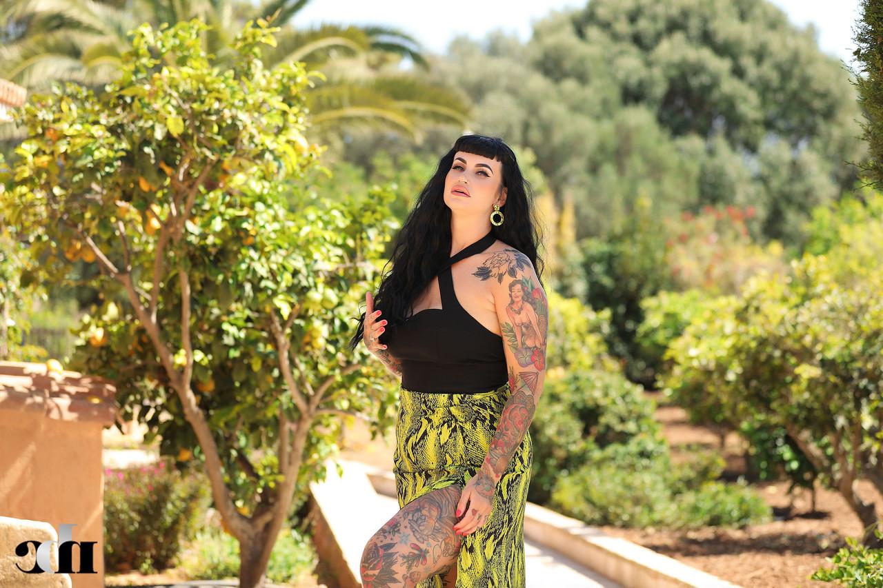 20P Fat model with tattoos Cherrie Pie exposes her juicy bosom and big ass