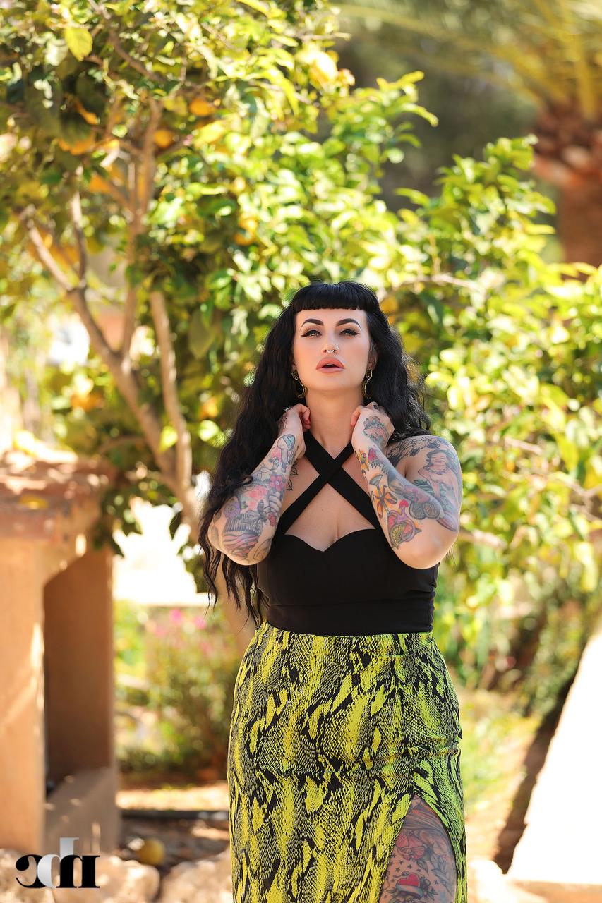 20P Fat model with tattoos Cherrie Pie exposes her juicy bosom and big ass
