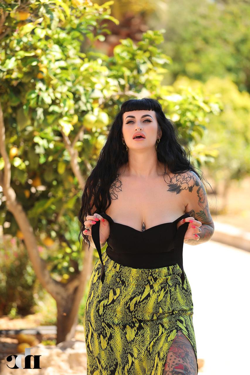 20P Fat model with tattoos Cherrie Pie exposes her juicy bosom and big ass