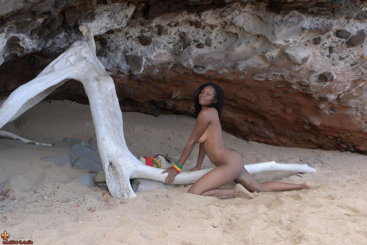 16P A garota negra Diamaa fica completamente nua em madeira flutuante em uma praia