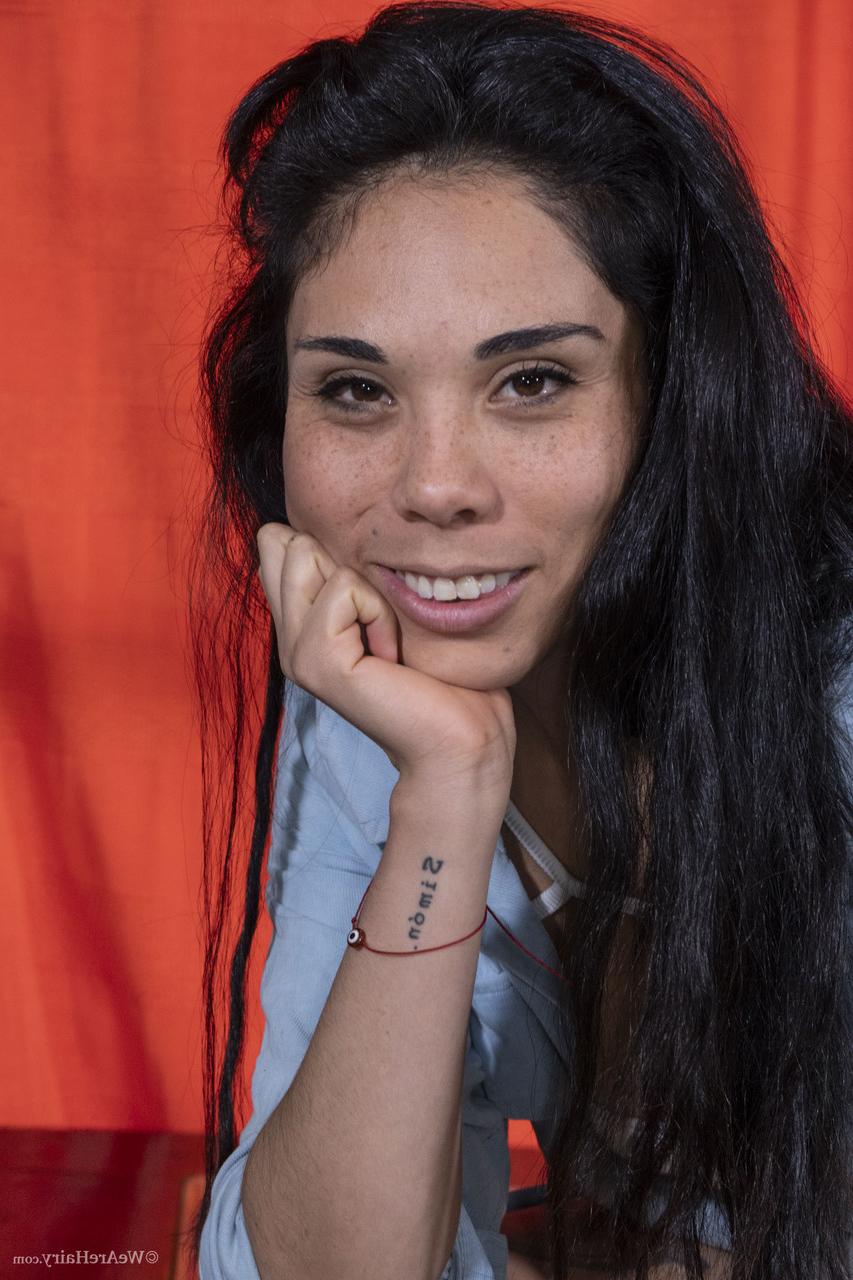 20P A morena Mia Valentina mostra seus peitos pequenos e sua buceta peluda