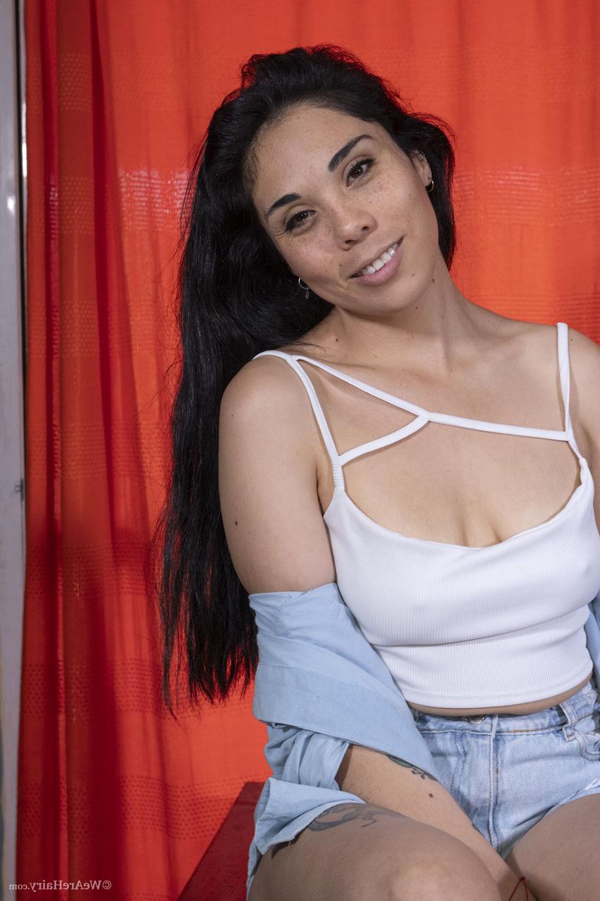 20P A morena Mia Valentina mostra seus peitos pequenos e sua buceta peluda