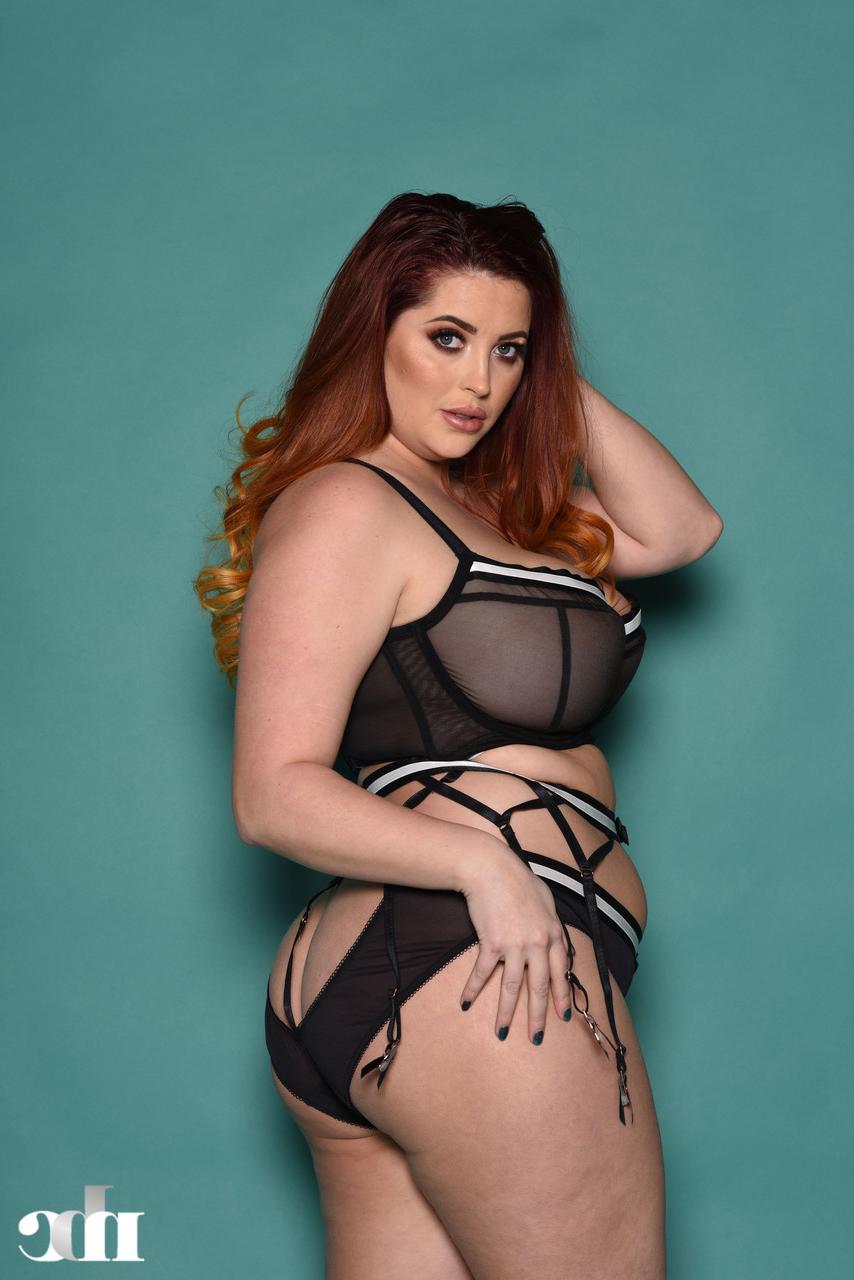 20P Chubby redheaded model Lucy Vixen poses in her lingerie & unleashes her boobs