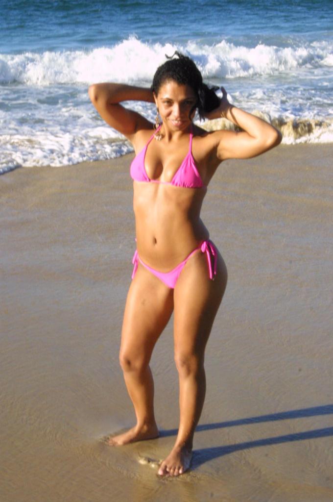 20P Das exotische Amateur-Babe Carol zieht ihren rosa Bikini aus und posiert am Strand
