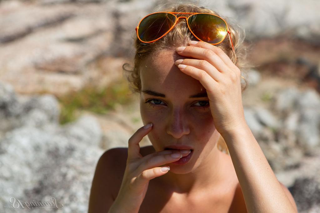 16P Delilah G, blonde de 18 ans, enlève son bikini lors d'une action en bord de mer.