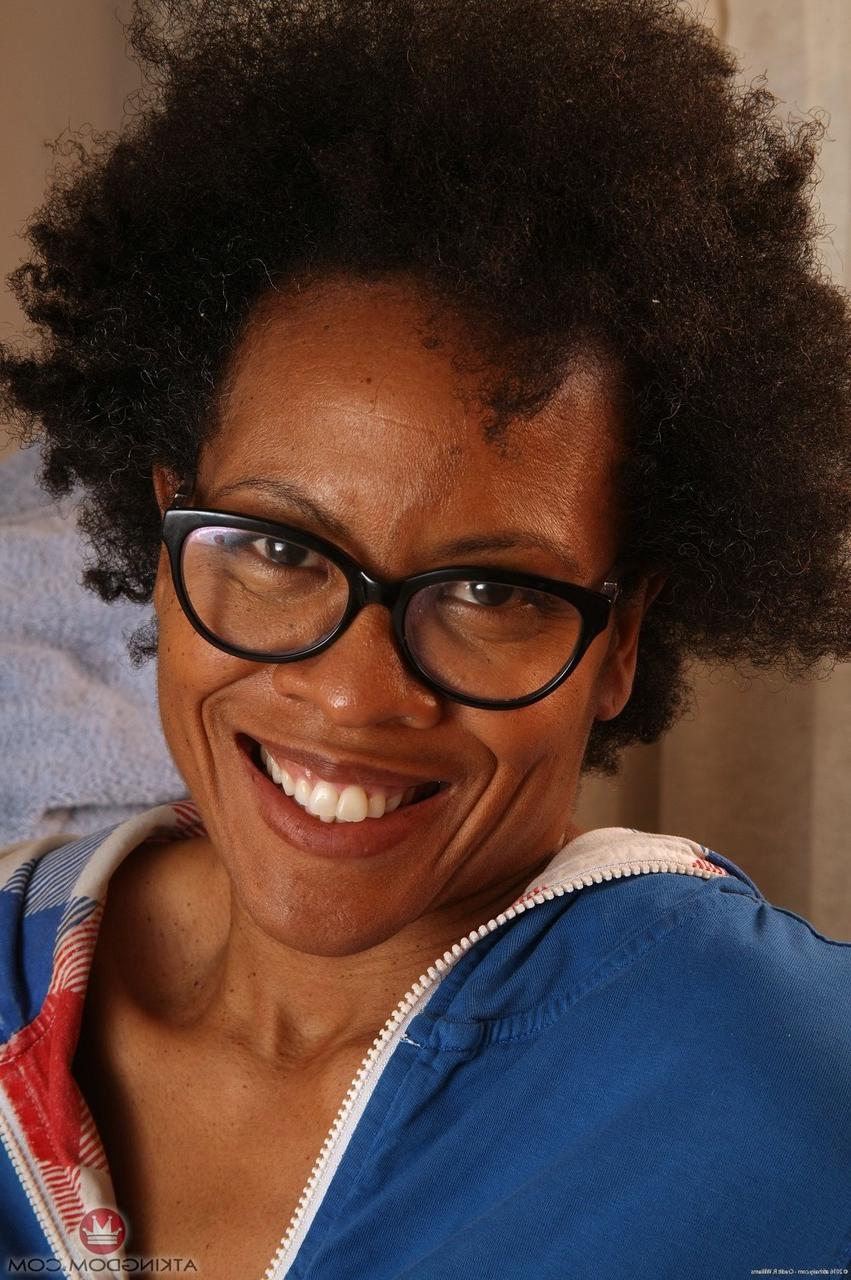 17P Mulher negra alta de óculos revela sua buceta totalmente natural no dia da lavanderia