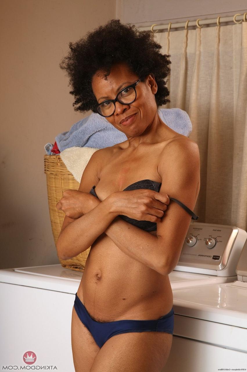 17P Mulher negra alta de óculos revela sua buceta totalmente natural no dia da lavanderia