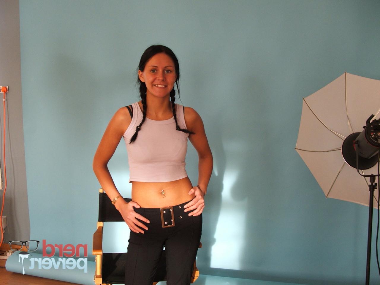 20P Morena amadora posa de lingerie, tira a roupa e dá um boquete desleixado