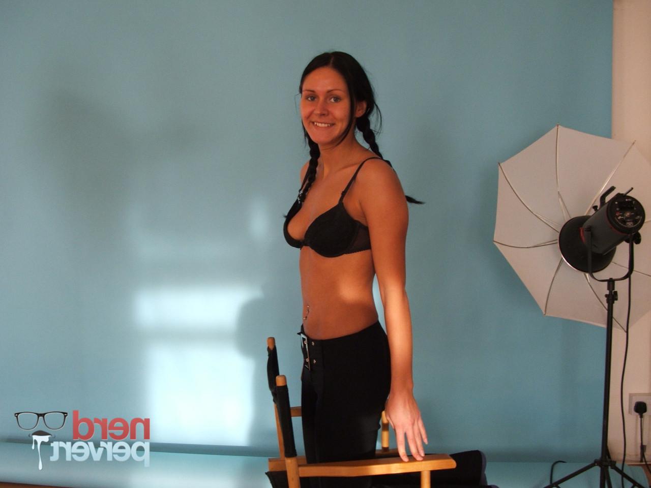 20P Morena amadora posa de lingerie, tira a roupa e dá um boquete desleixado