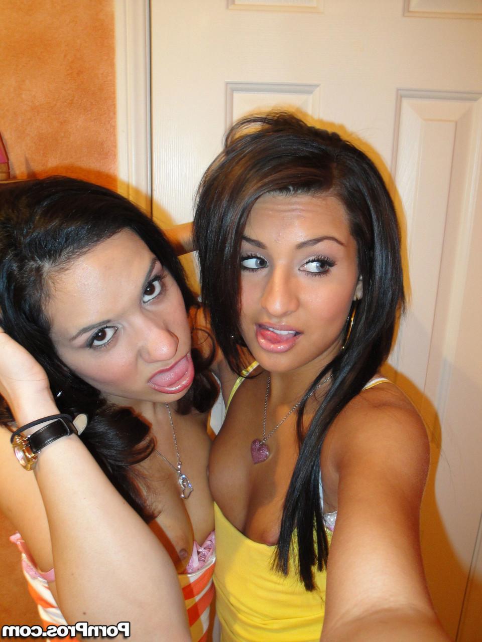 20P Lindas garotas universitárias amadoras Lexi e Tia provam os muffs uma da outra na cama