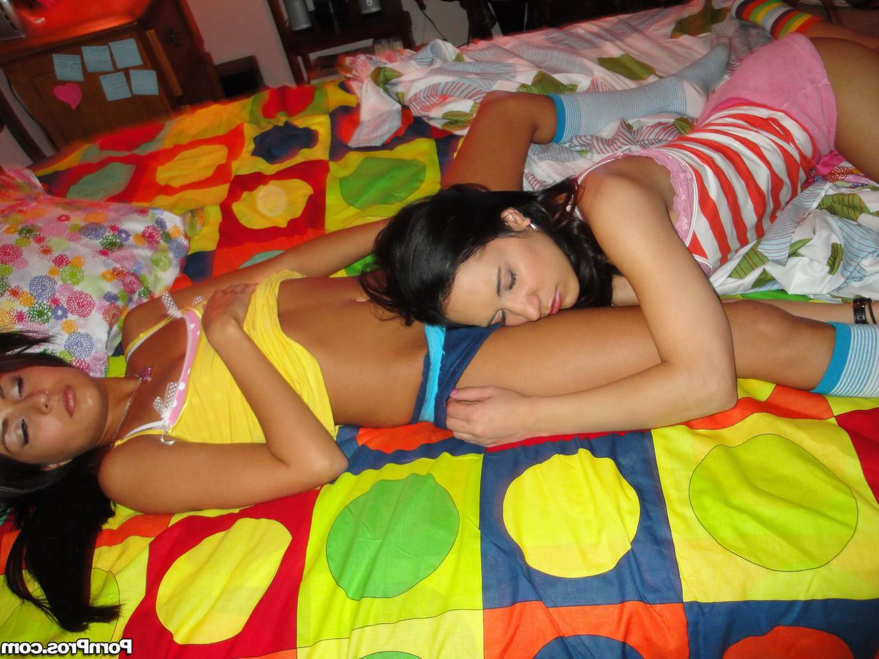 20P Lindas garotas universitárias amadoras Lexi e Tia provam os muffs uma da outra na cama