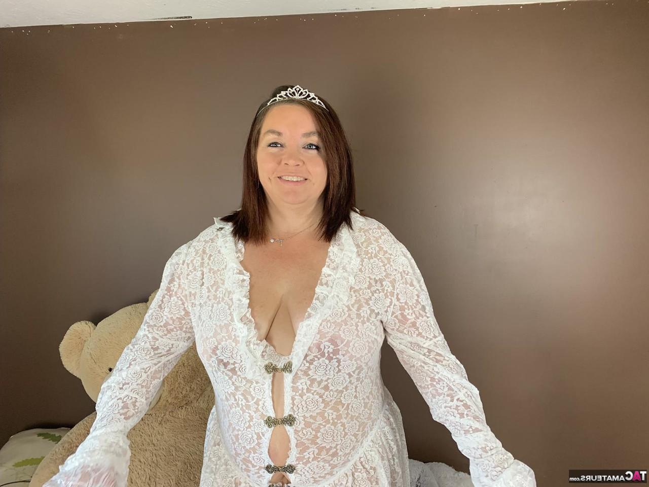 20P Reife BBW Sexy Nebbw tropft Sperma aus ihrem Gesicht, nachdem sie auf einem Bett masturbiert hat