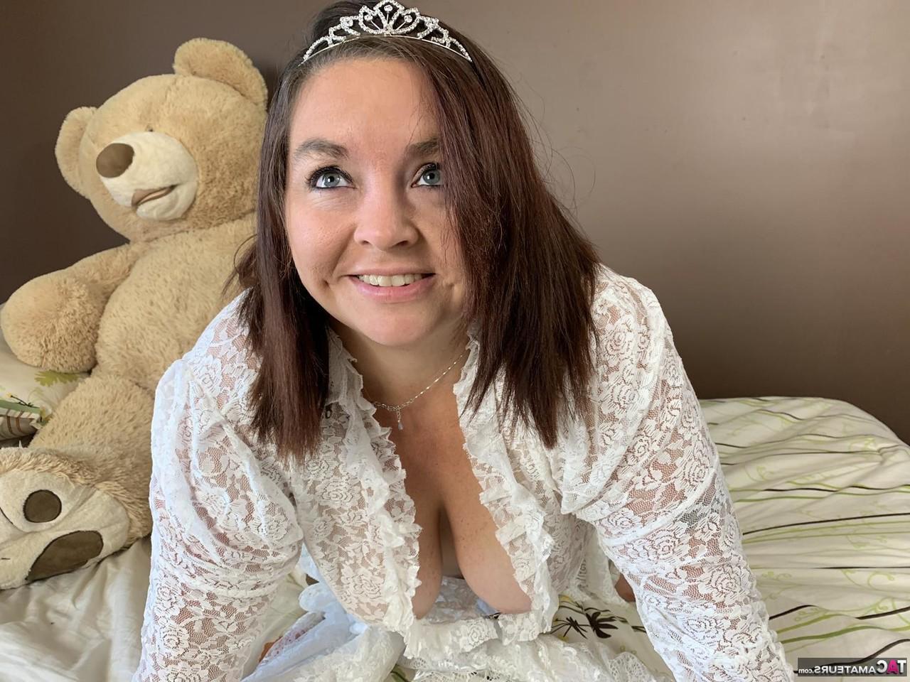 20P Reife BBW Sexy Nebbw tropft Sperma aus ihrem Gesicht, nachdem sie auf einem Bett masturbiert hat