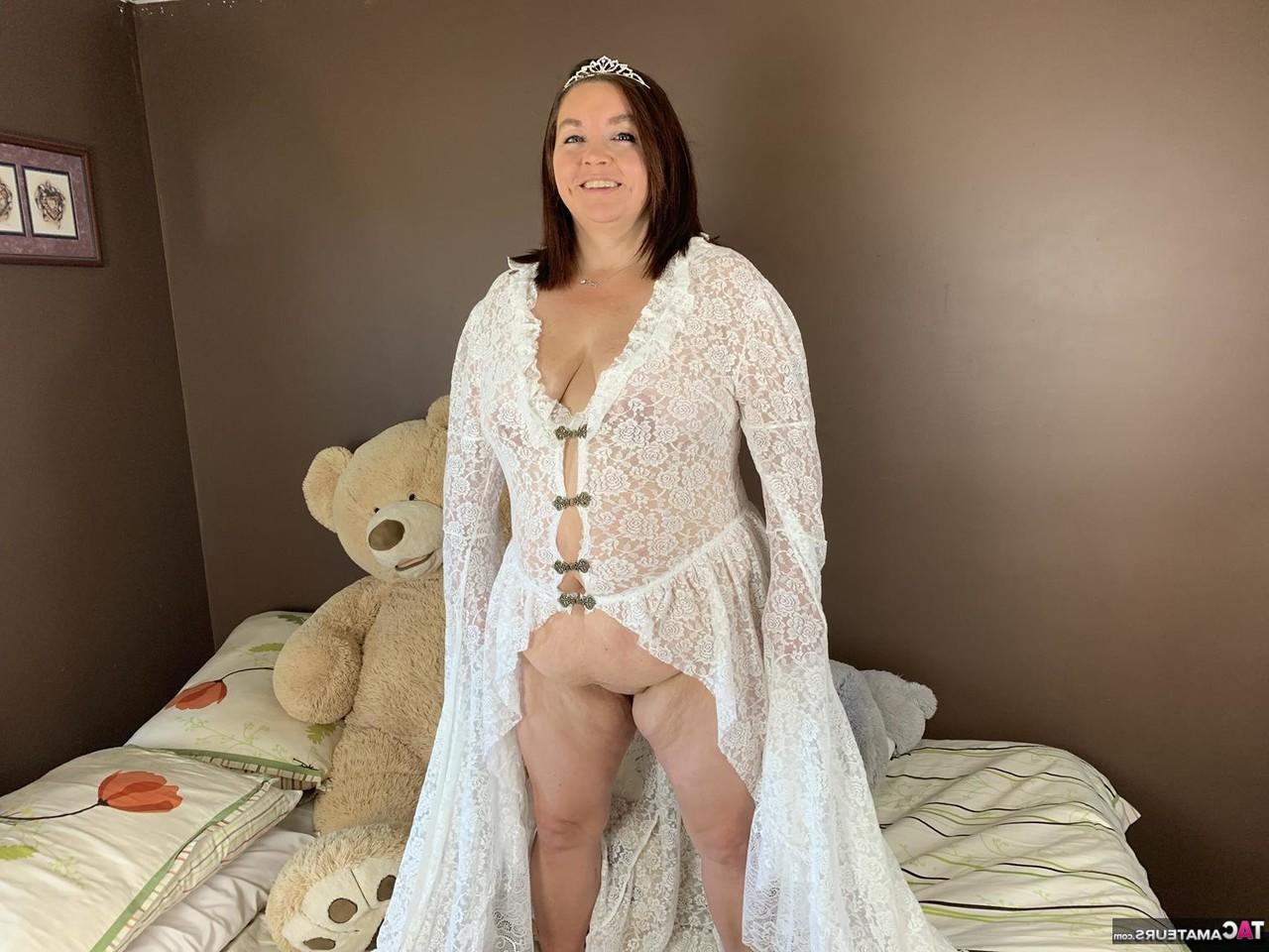 20P Reife BBW Sexy Nebbw tropft Sperma aus ihrem Gesicht, nachdem sie auf einem Bett masturbiert hat