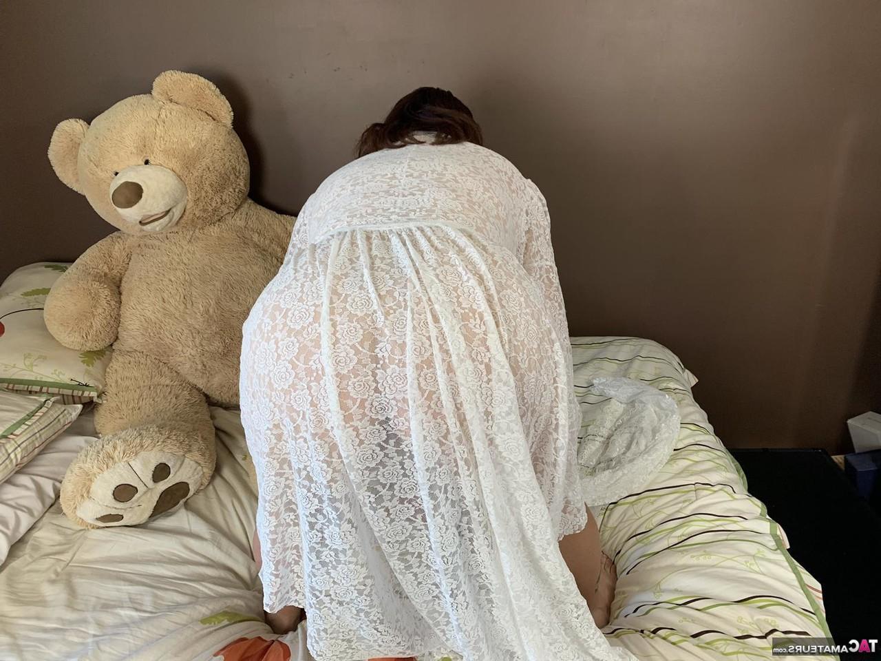 20P Reife BBW Sexy Nebbw tropft Sperma aus ihrem Gesicht, nachdem sie auf einem Bett masturbiert hat