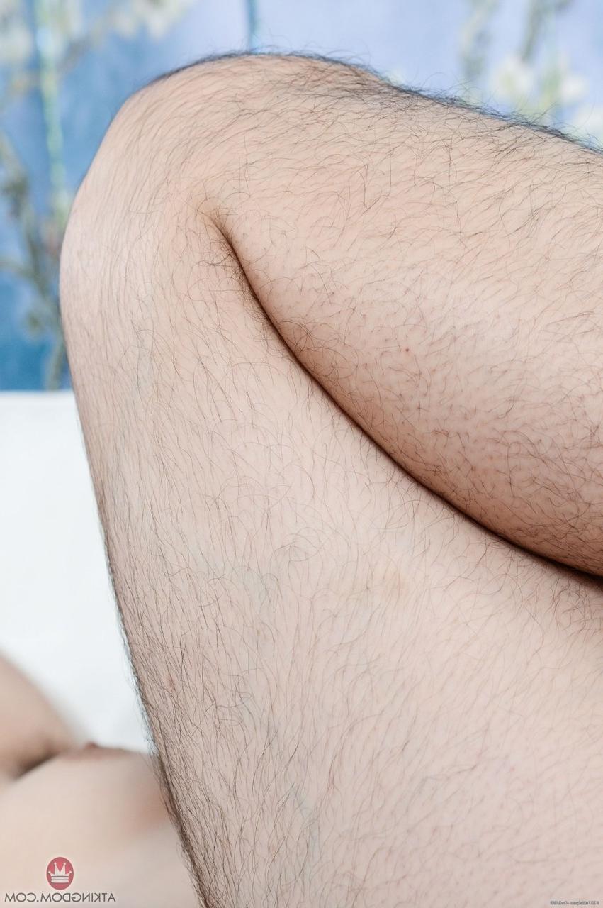 20P Die behaarte Amateurin Wara zieht sich aus und zeigt ihren großen, haarigen Hintern und ihre Muschi