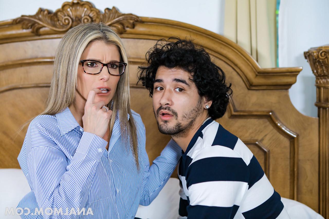 20P Die blonde Mutter Cory Chase bläst zwei junge Schwänze und wird in einem Dreier doppelt gefickt