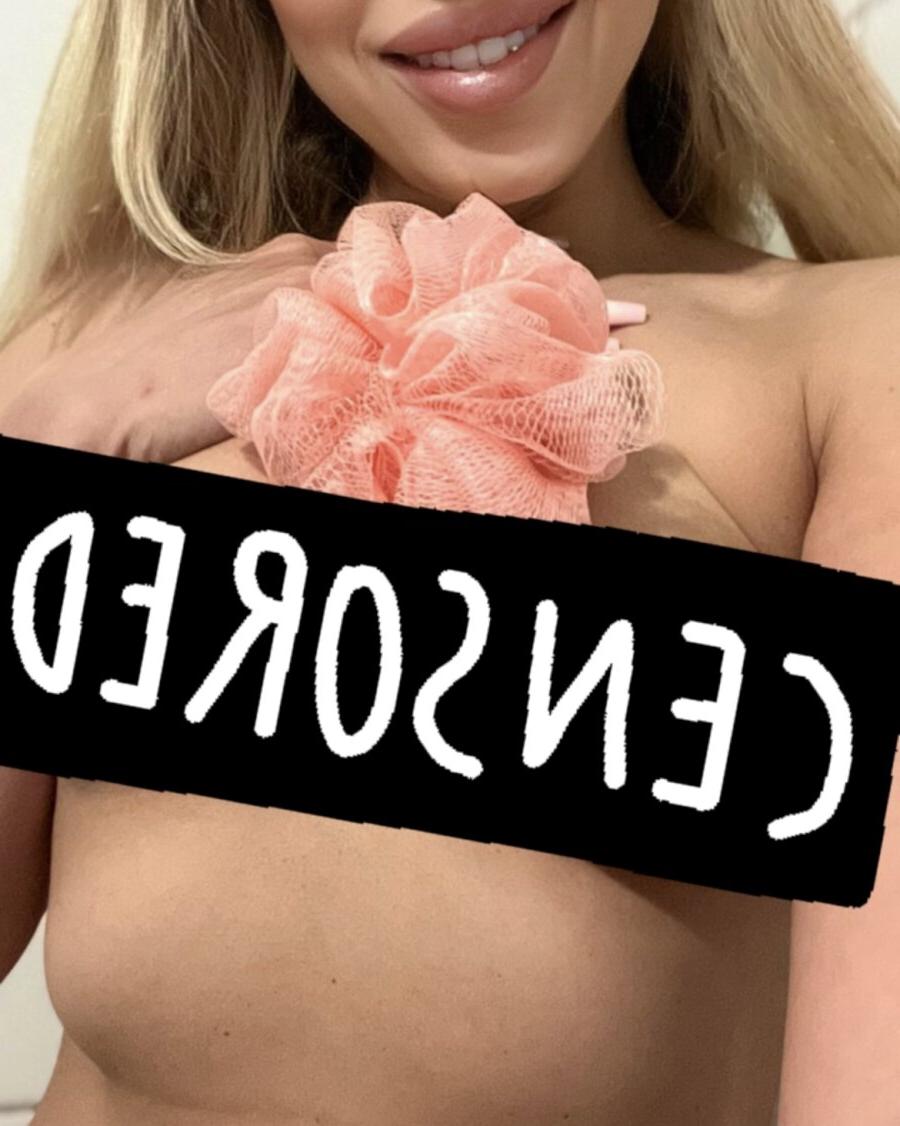11P Hermosa rubia hace alarde de su culo increíblemente redondo mientras se baña