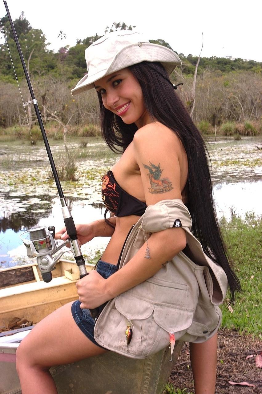 20P Das brasilianische Luder Monica Mattos zieht sich beim Angeln aus und zeigt seinen großen Arsch