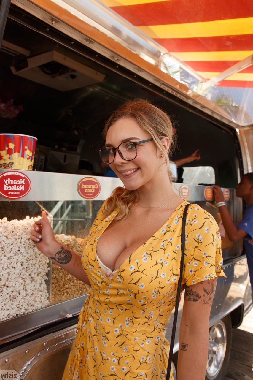 12P A loira sexy Gabbie Carter mostra seus peitos suculentos e mostra sua bunda gostosa em público