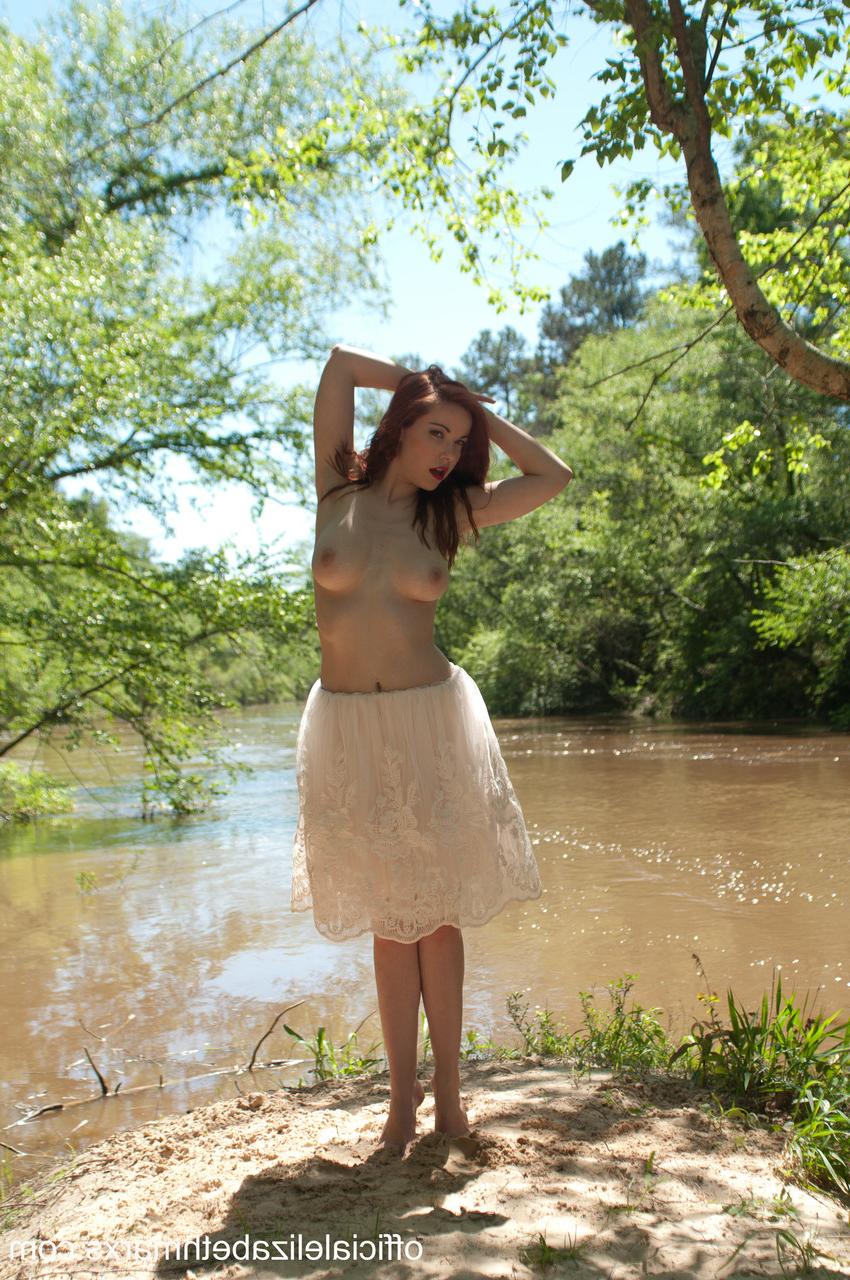 15P La sexy Elizabeth Marxs hace alarde de sus hermosas tetas naturales al aire libre