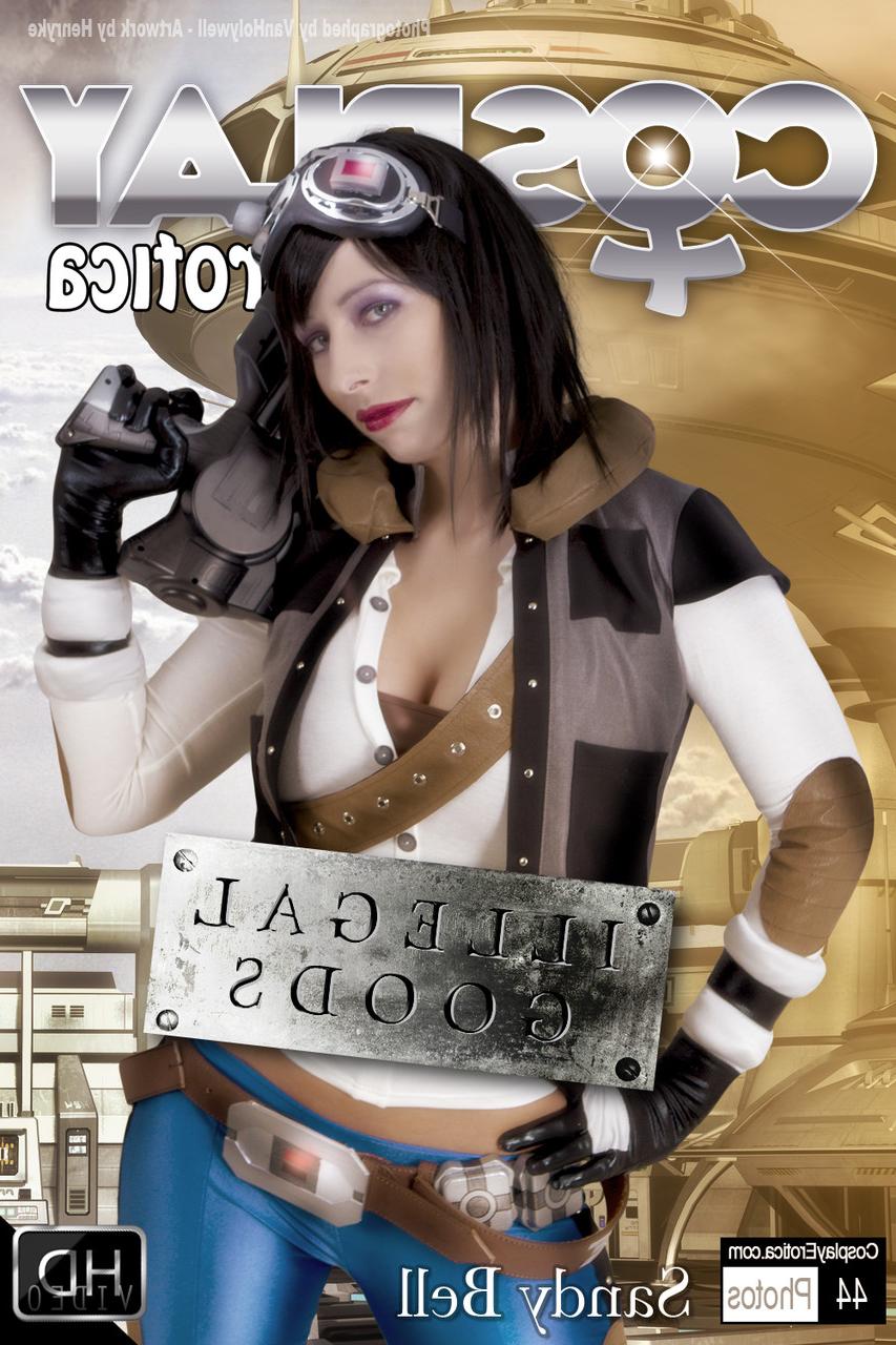 12P Brünette Cosplayerin entblößt ihre festen Brüste, bevor sie ihren nackten Arsch packt