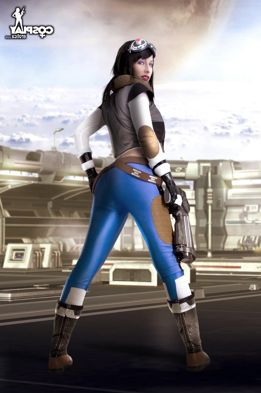 12P Brünette Cosplayerin entblößt ihre festen Brüste, bevor sie ihren nackten Arsch packt