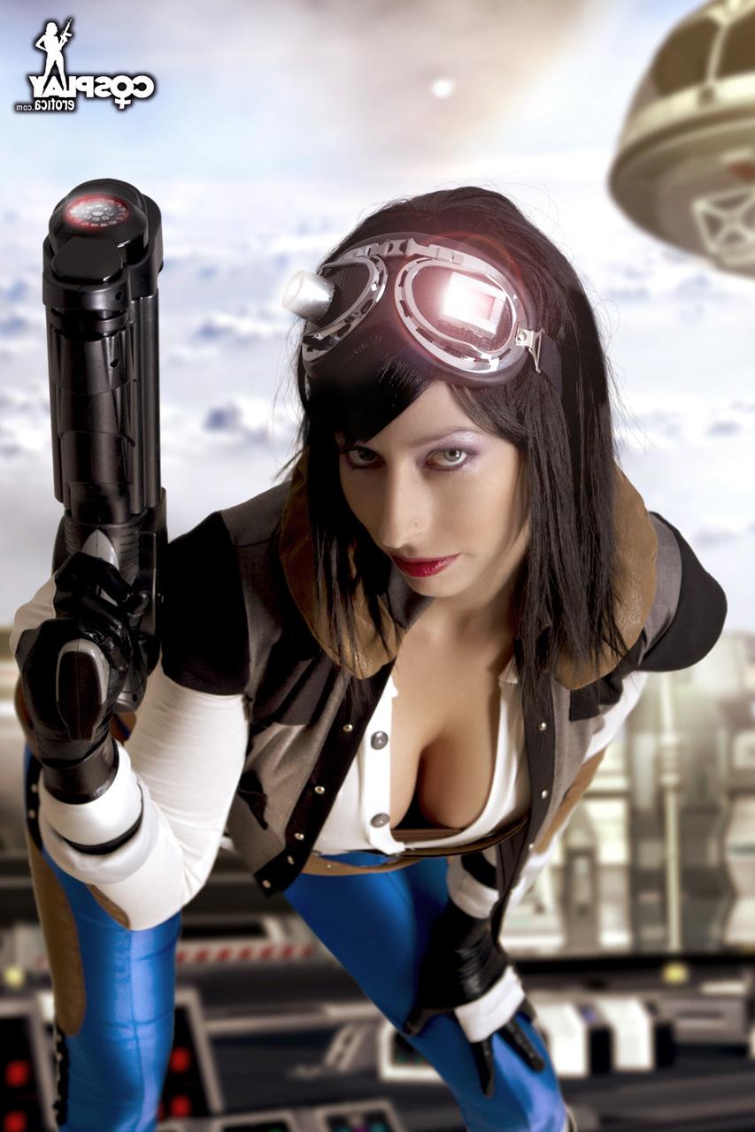 12P Brünette Cosplayerin entblößt ihre festen Brüste, bevor sie ihren nackten Arsch packt