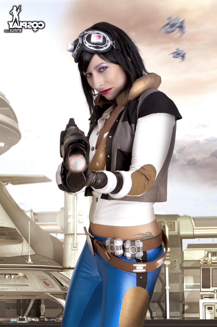 12P Brünette Cosplayerin entblößt ihre festen Brüste, bevor sie ihren nackten Arsch packt