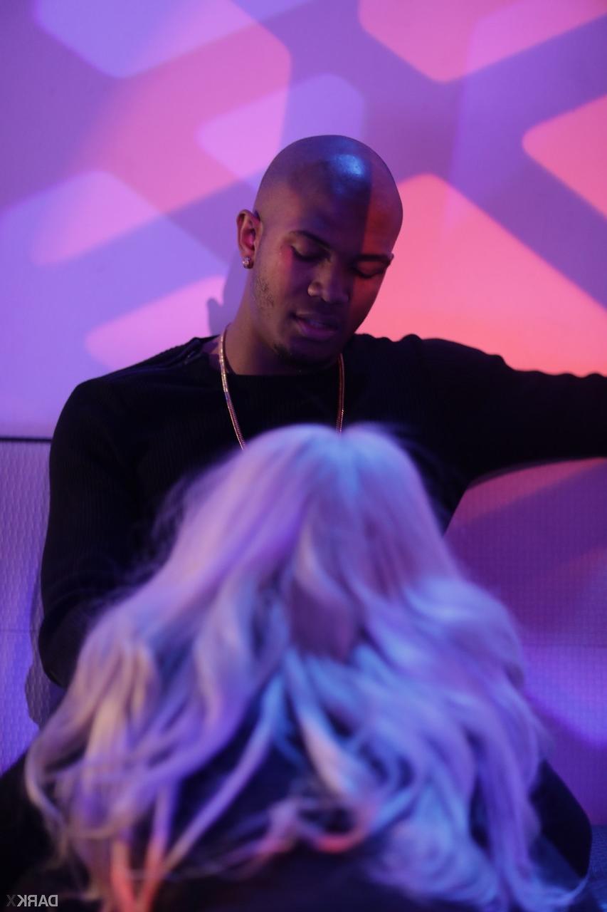 20P Luna Star, une latina blonde aux faux seins, se fait noircir la chatte dans un club de strip-tease.