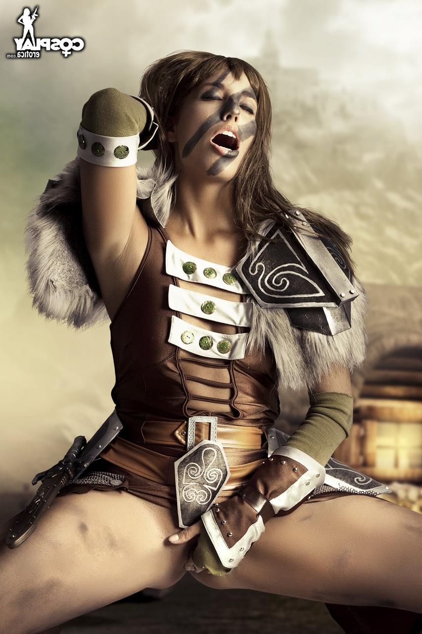 12P Heißes Girl zieht bei Solo-Action den Großteil seines Cosplay-Outfits aus
