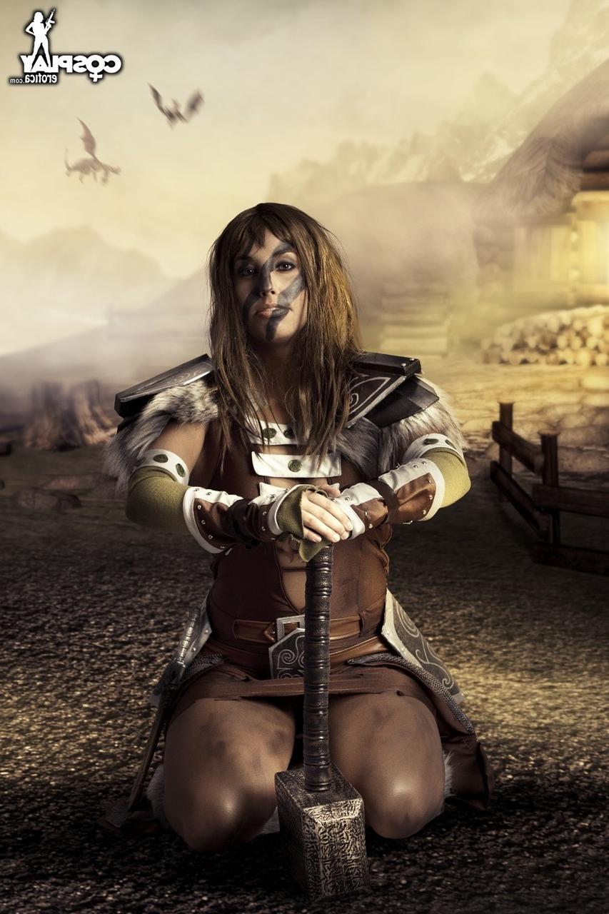 12P Heißes Girl zieht bei Solo-Action den Großteil seines Cosplay-Outfits aus
