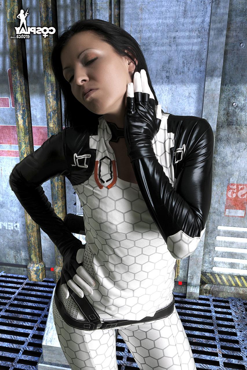 12P Cosplayer sets her hard body free off of her outfit during solo play