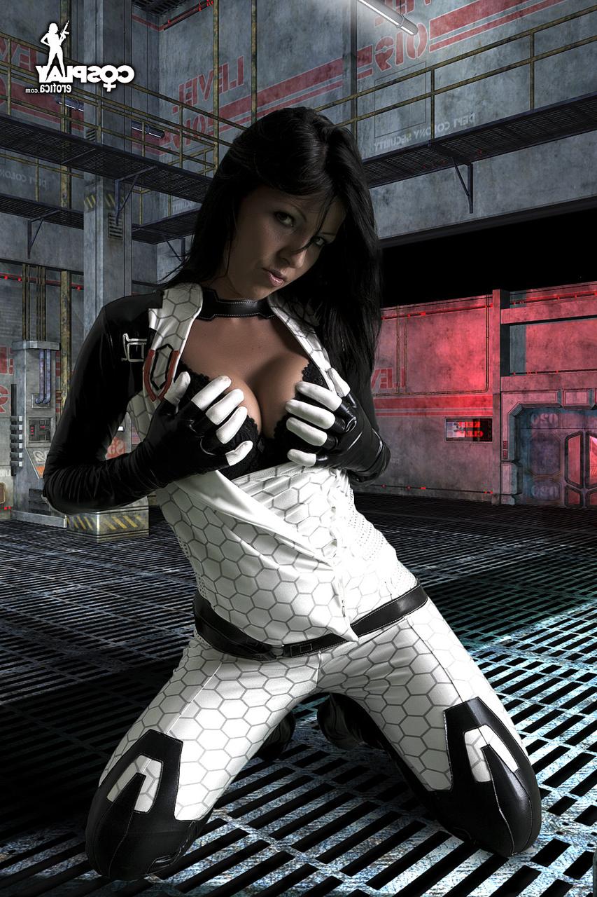 12P Cosplayer sets her hard body free off of her outfit during solo play