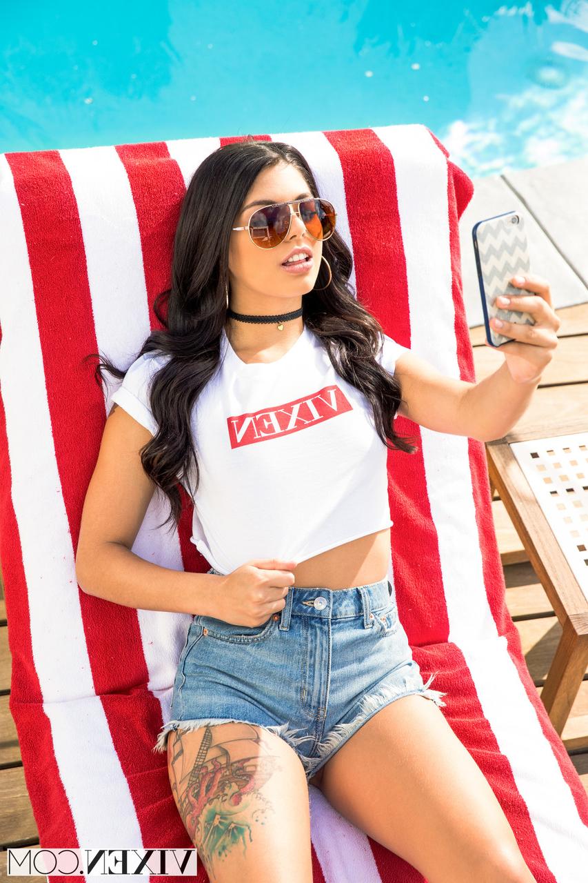 20P Die heiße Gina Valentina reitet einen großen Schwanz im Doggystyle und lässt ihn in sich spritzen