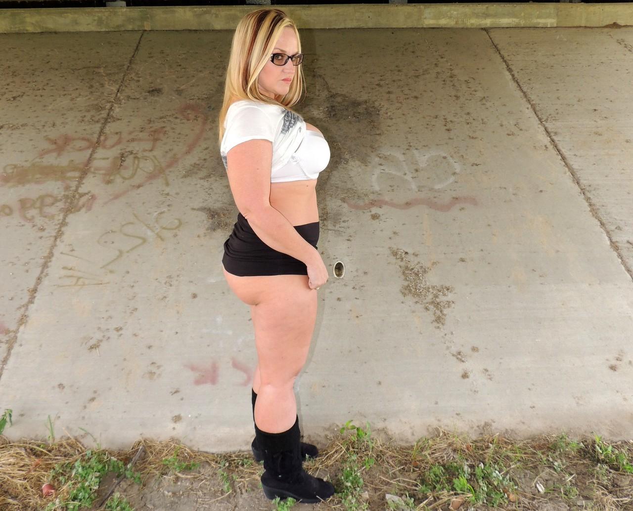 17P La rubia amateur Dee Siren follada por un negro debajo de un puente