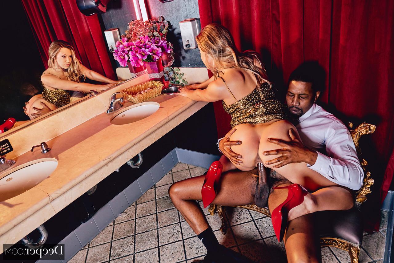 20P A loira gostosa Avery Cristy faz sexo selvagem com um homem negro depois de um baile
