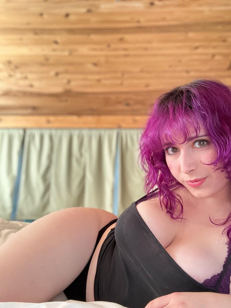 14P Sexy OnlyFans cam model Sam Squeebs teases with her beautiful big boobs