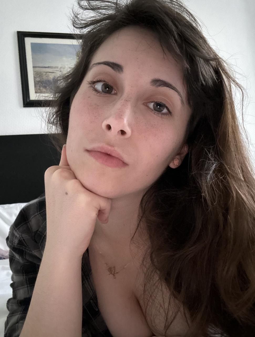 14P Sexy OnlyFans cam model Sam Squeebs teases with her beautiful big boobs