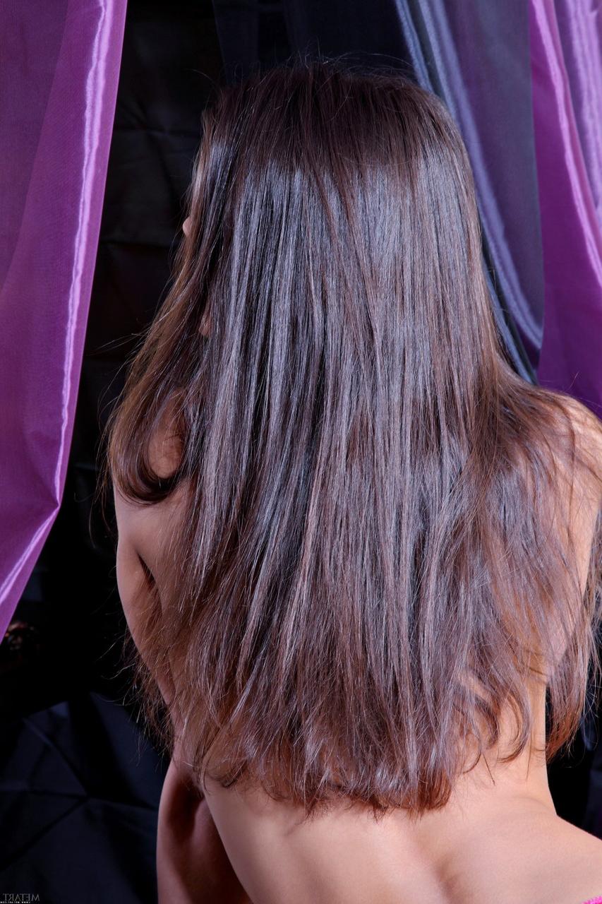 20P A linda gata Fergie A mostra seus peitos pequenos e doces e sua buceta aparada