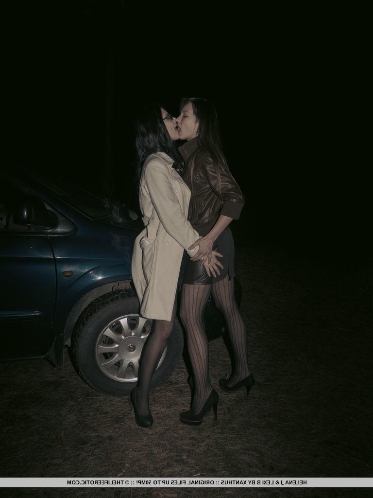 16P レズビアンの恋人ヘレナ J とレクシー B が夜の車内でセックス