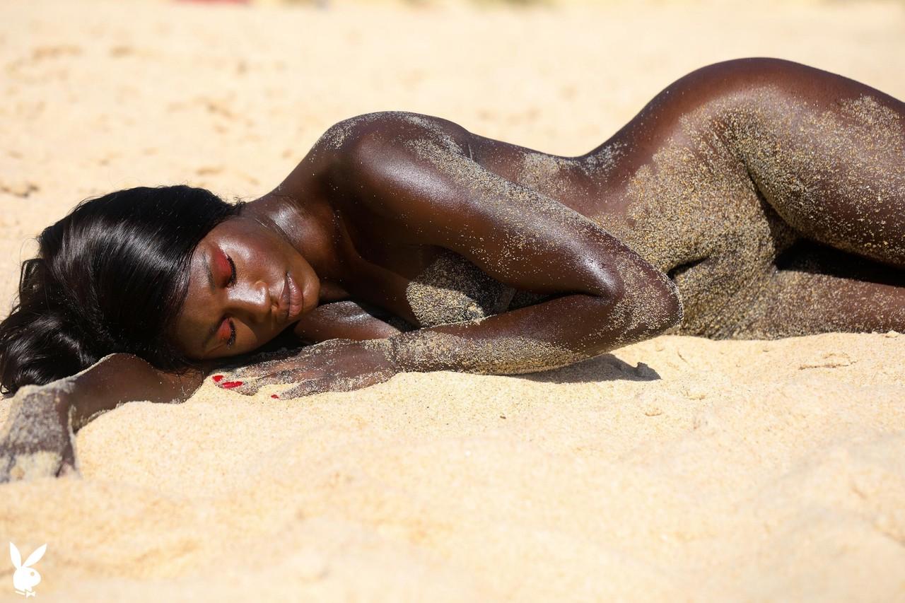 17P La glamorosa nena negra Naomi Nash se burla completamente desnuda en la playa
