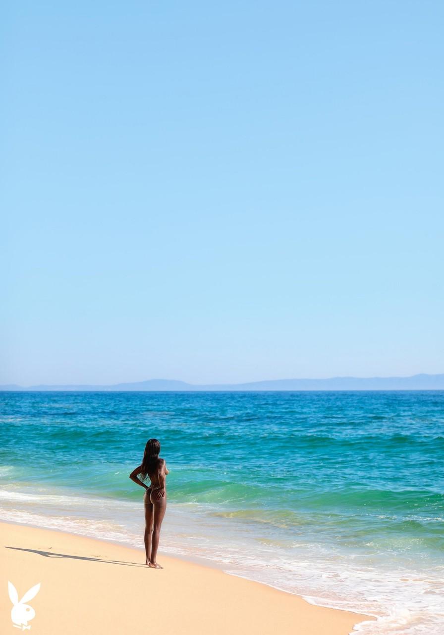 17P La glamorosa nena negra Naomi Nash se burla completamente desnuda en la playa