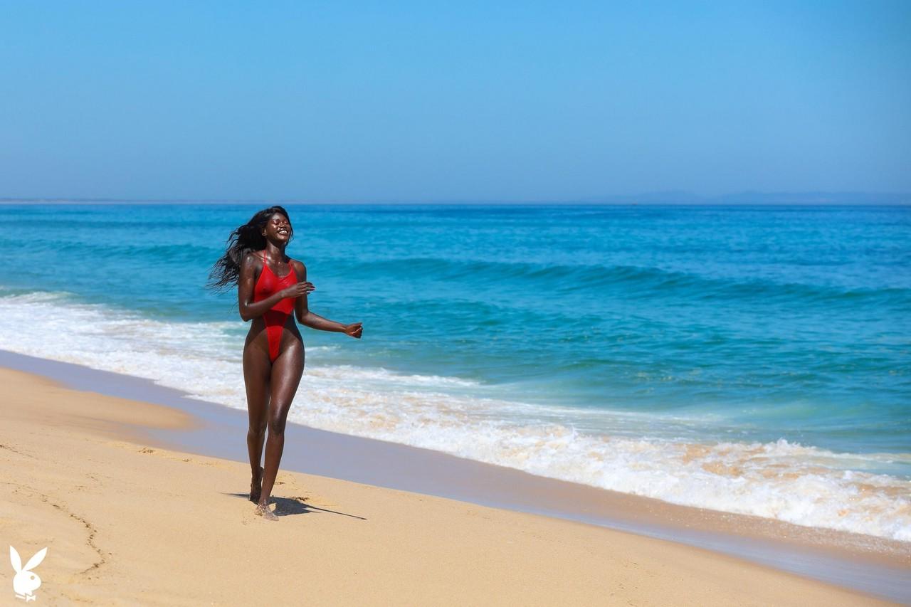 17P La glamorosa nena negra Naomi Nash se burla completamente desnuda en la playa